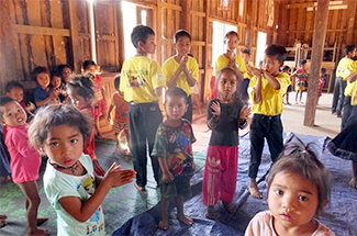 アジアに学校を創ろうProject サワラン郡ファイラ村：お遊戯