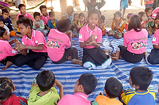アジアに学校を創ろうProject パヌアン村：ピンクのシャツ